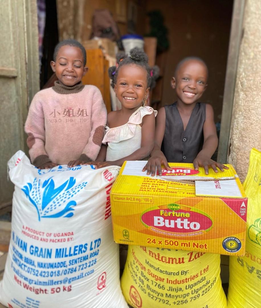 Children receiving food and supplies
